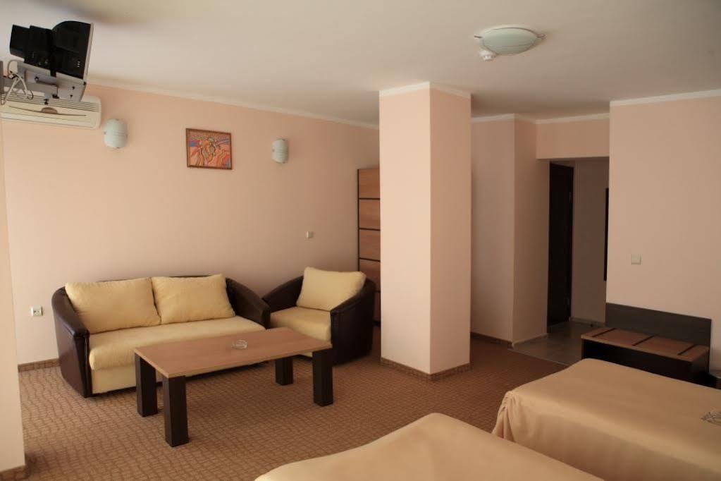 Hotel Bijou Ravda Exterior photo
